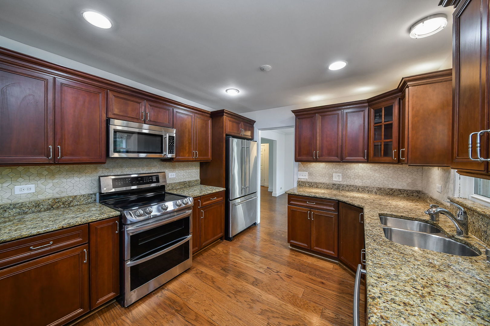 924 S Stone Avenue Property Photo 6
