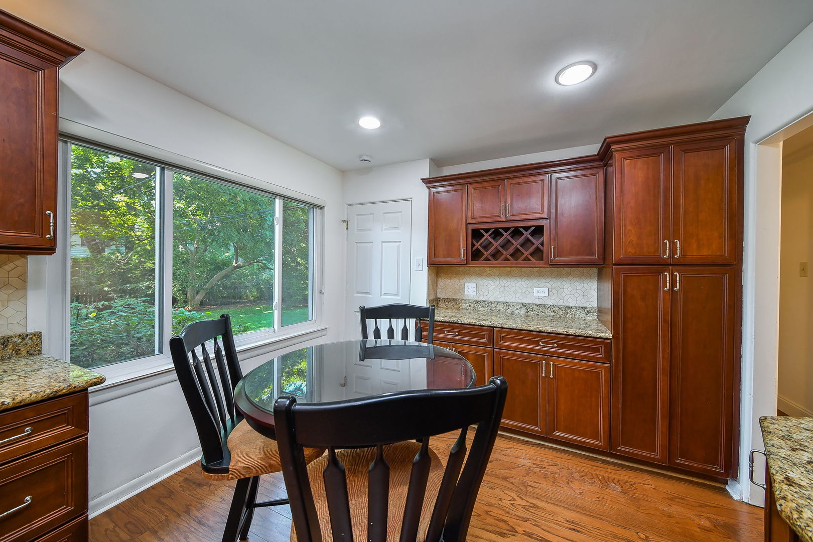 924 S Stone Avenue Property Photo 7