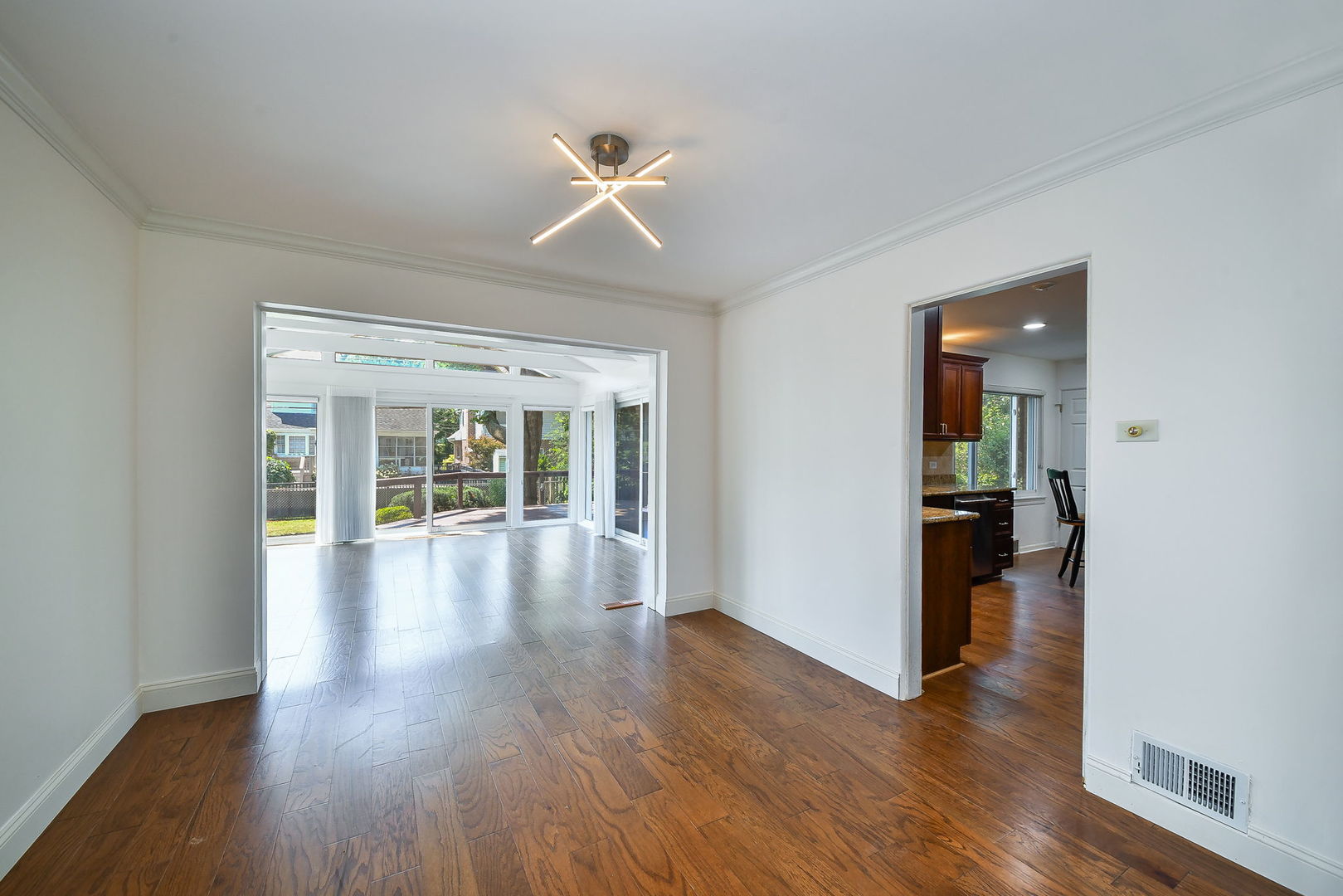 924 S Stone Avenue Property Photo 13