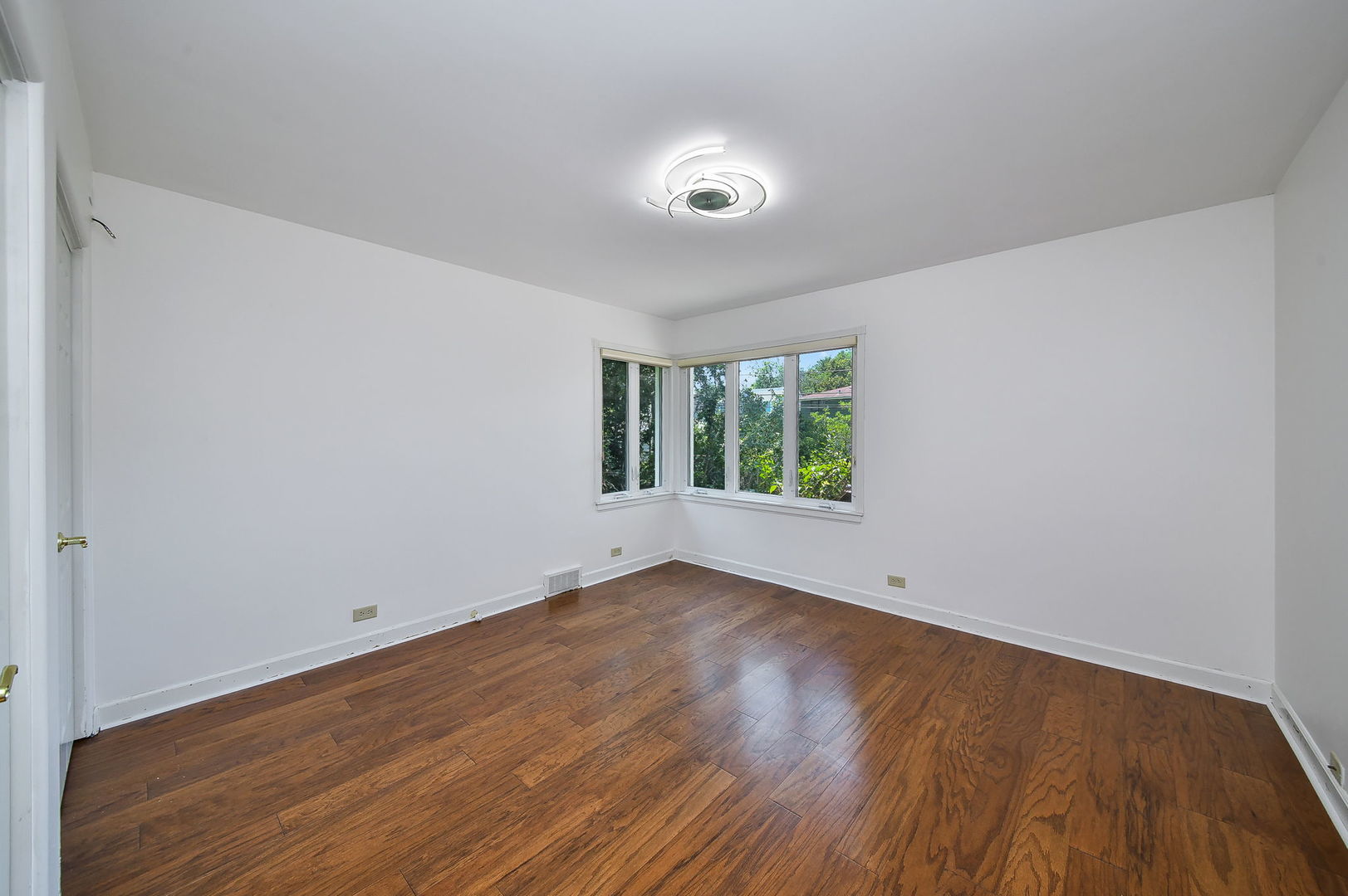 924 S Stone Avenue Property Photo 14