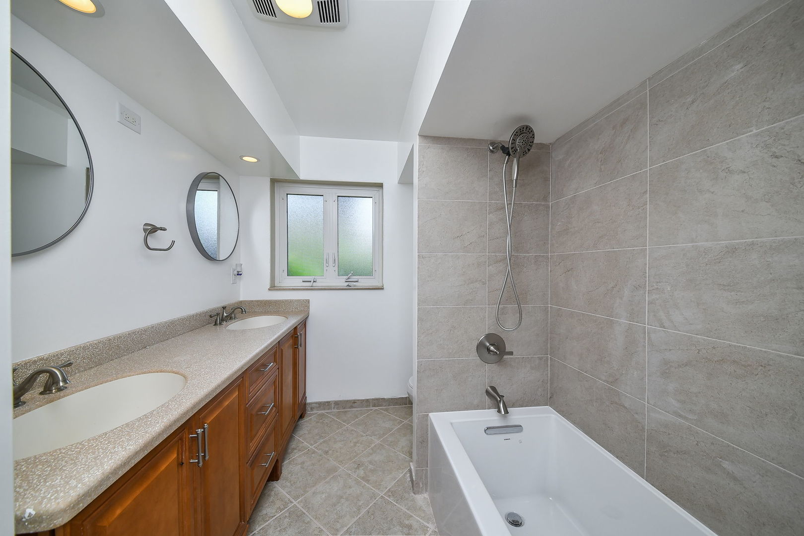 924 S Stone Avenue Property Photo 16