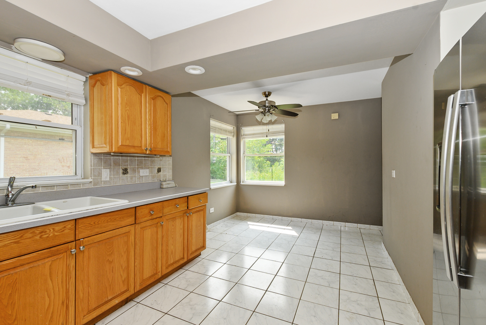 5909 W 99th Street Property Photo 4
