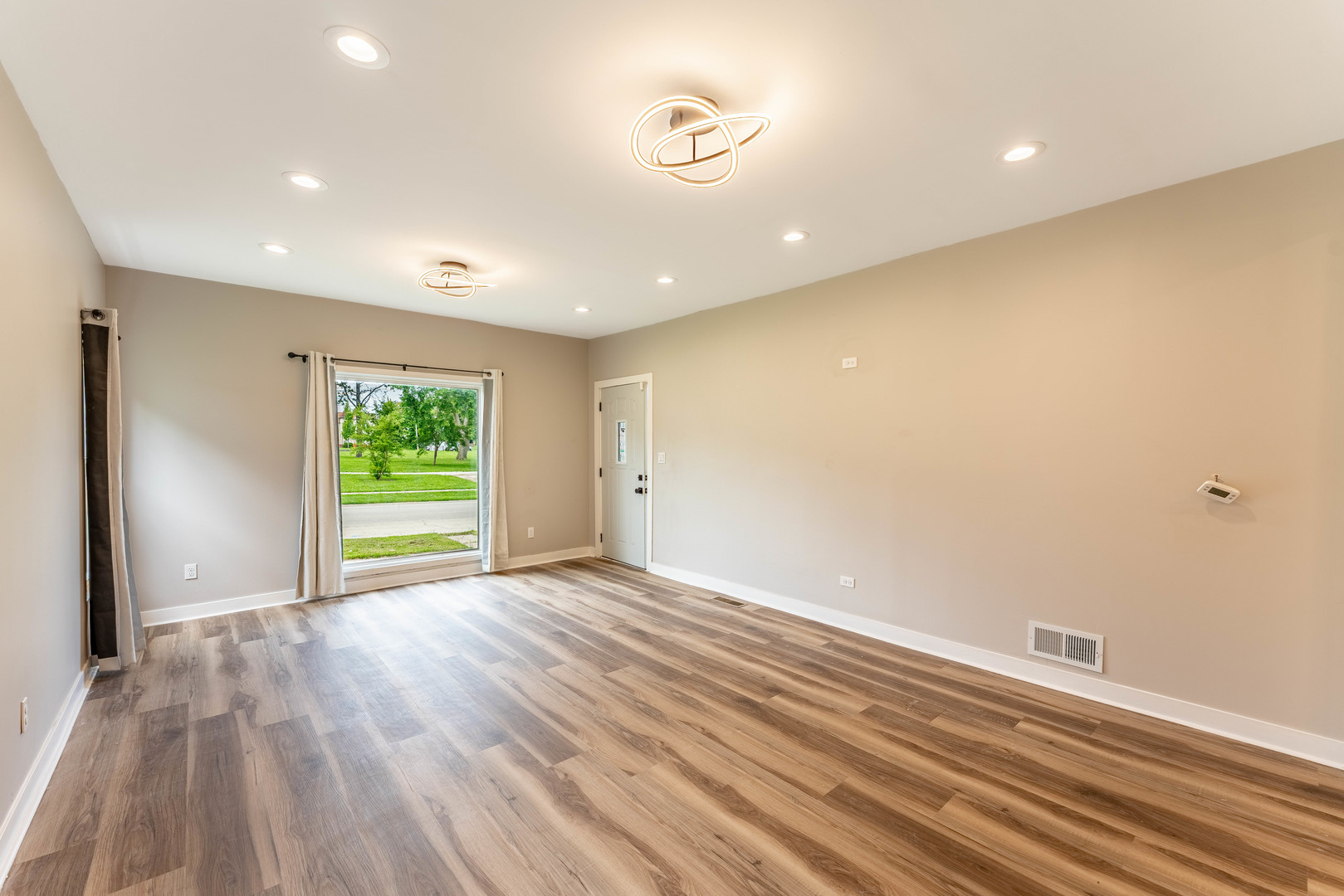 1076 E Maple Street Property Photo 4