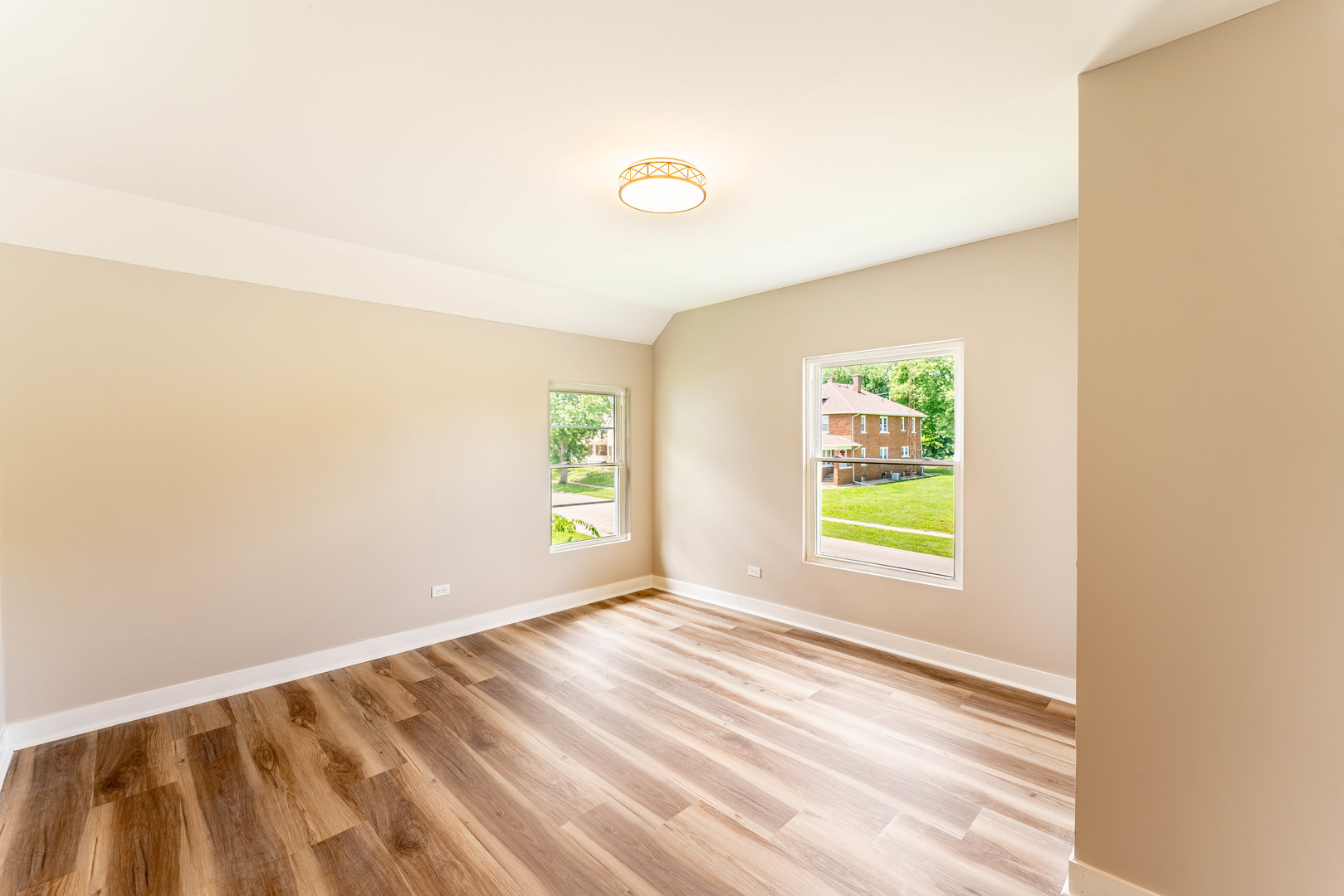 1076 E Maple Street Property Photo 6