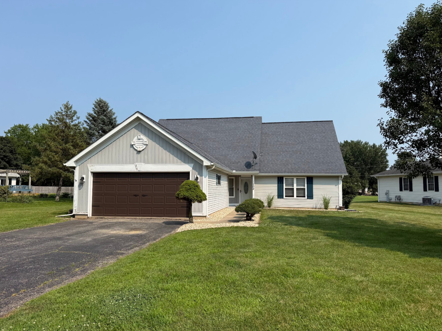 1202 Holiday Drive Property Photo 1