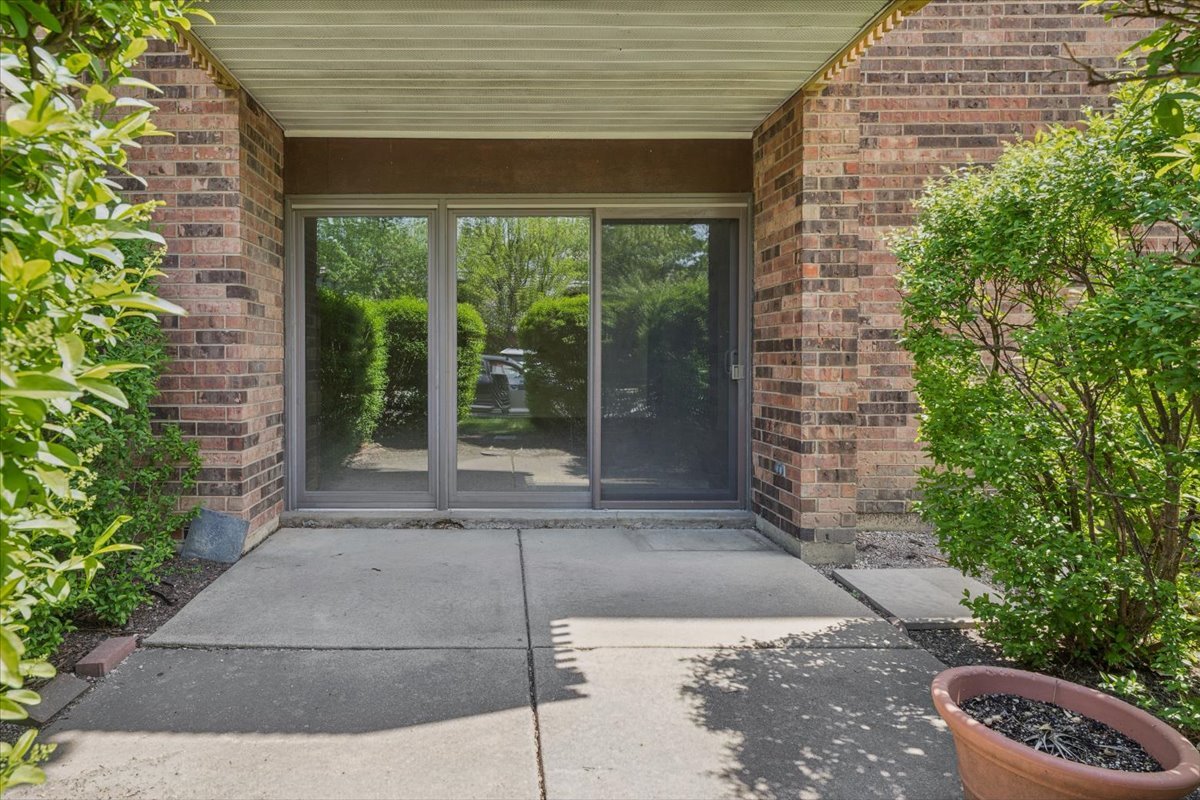 925 Spring Hill Drive 102 Property Photo 2