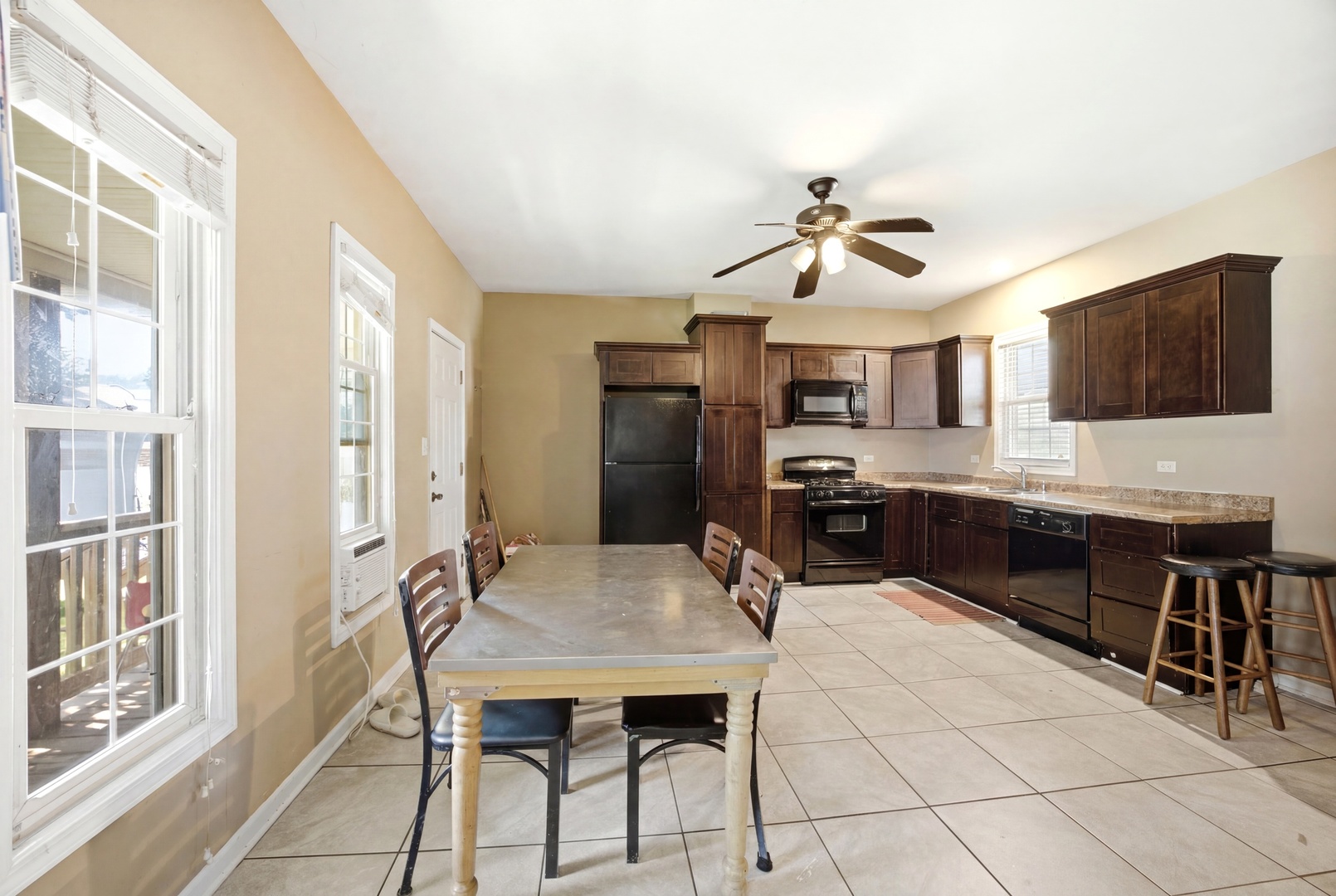 344 N Worth Avenue Property Photo 11
