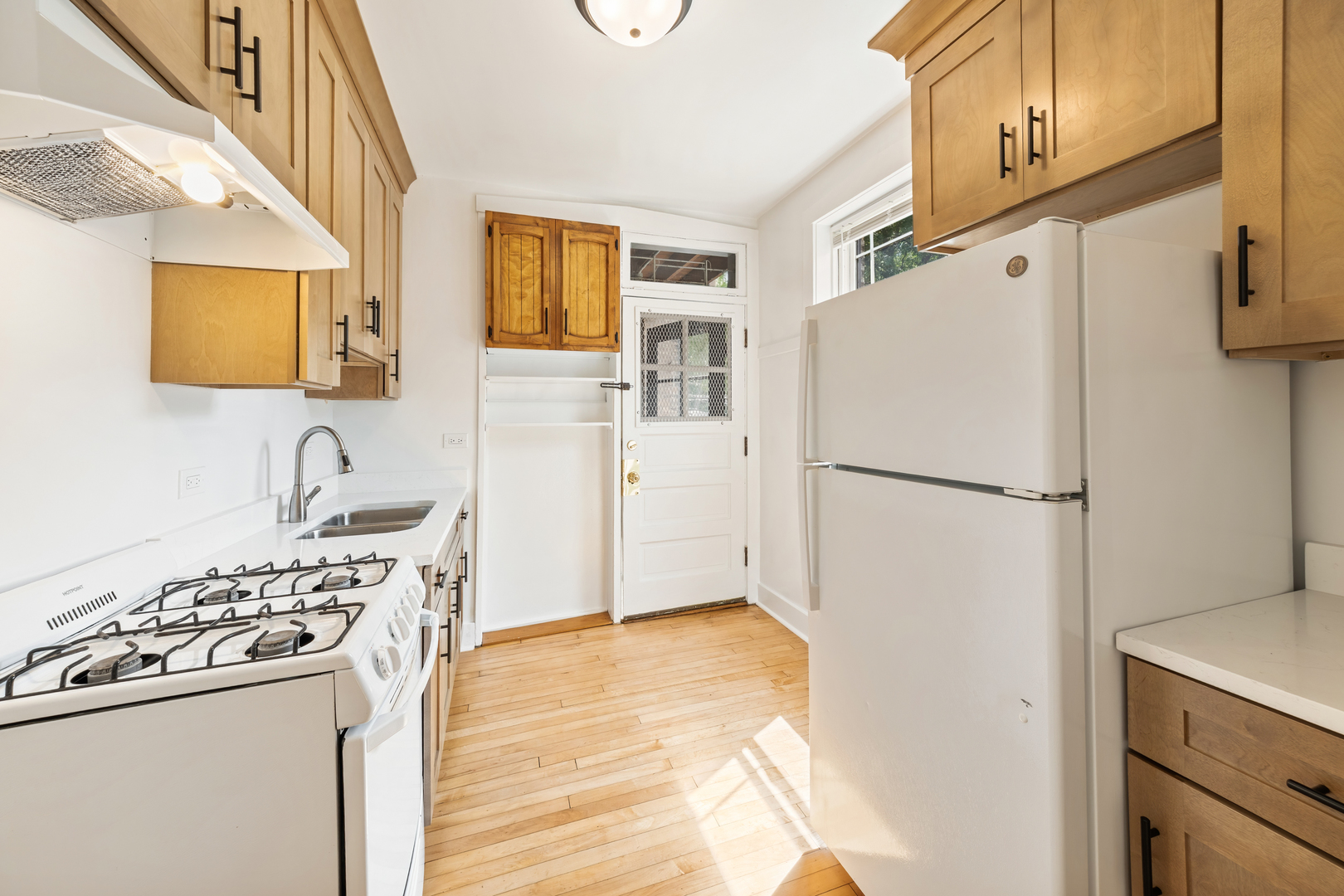 1921 W Estes Avenue 1n Property Photo 2