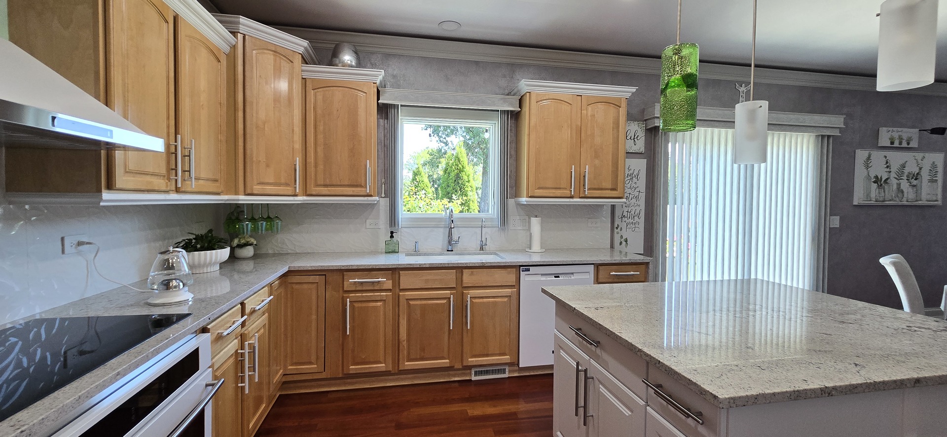 877 John Street Property Photo 12