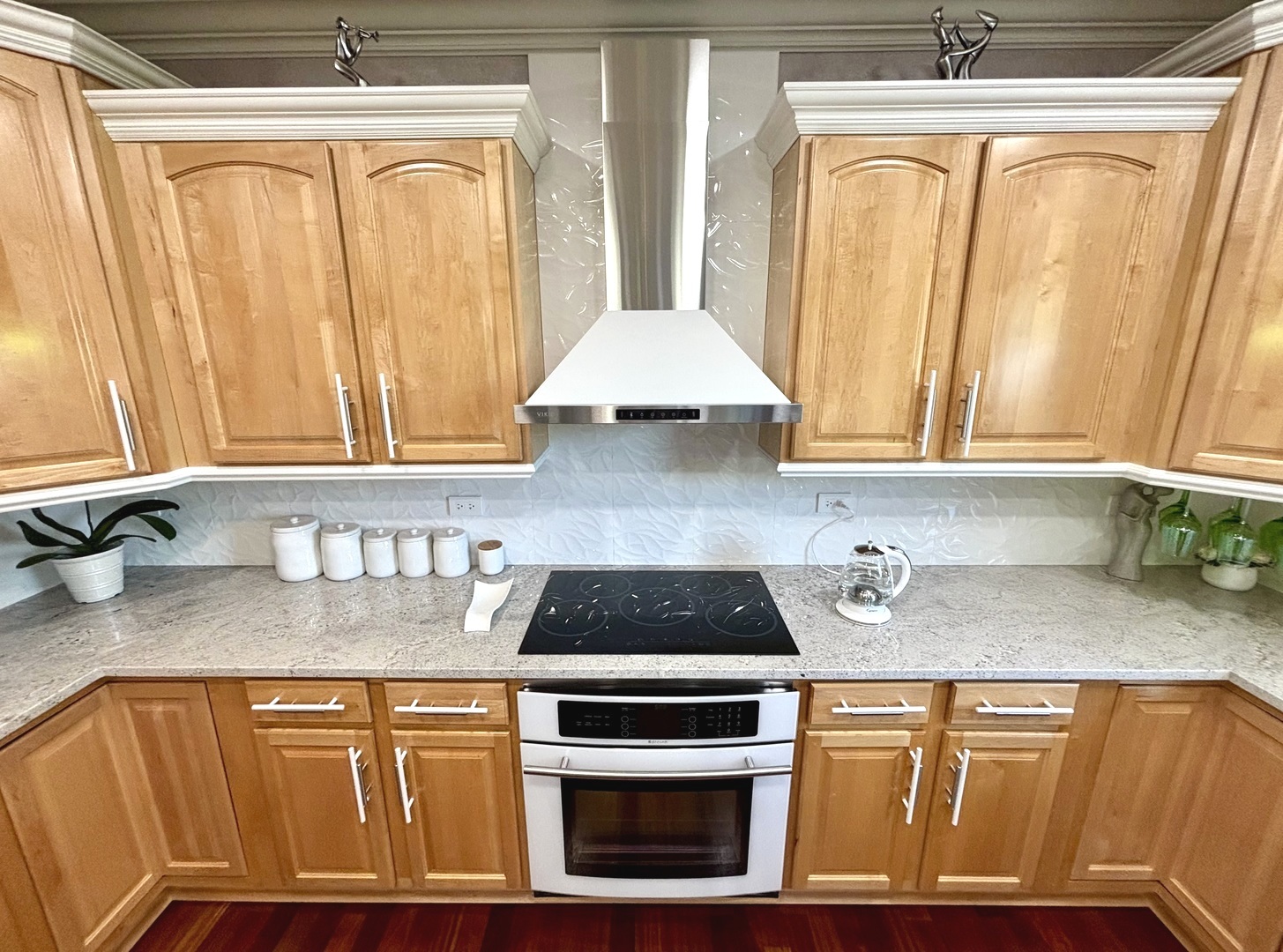 877 John Street Property Photo 13