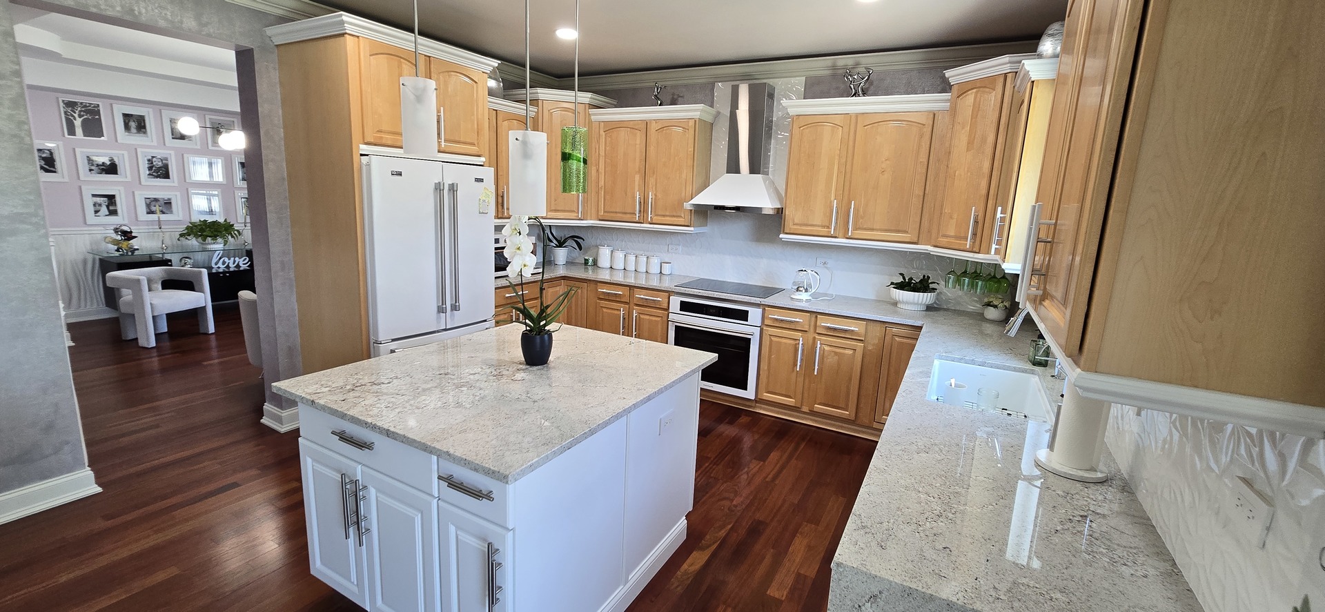 877 John Street Property Photo 15