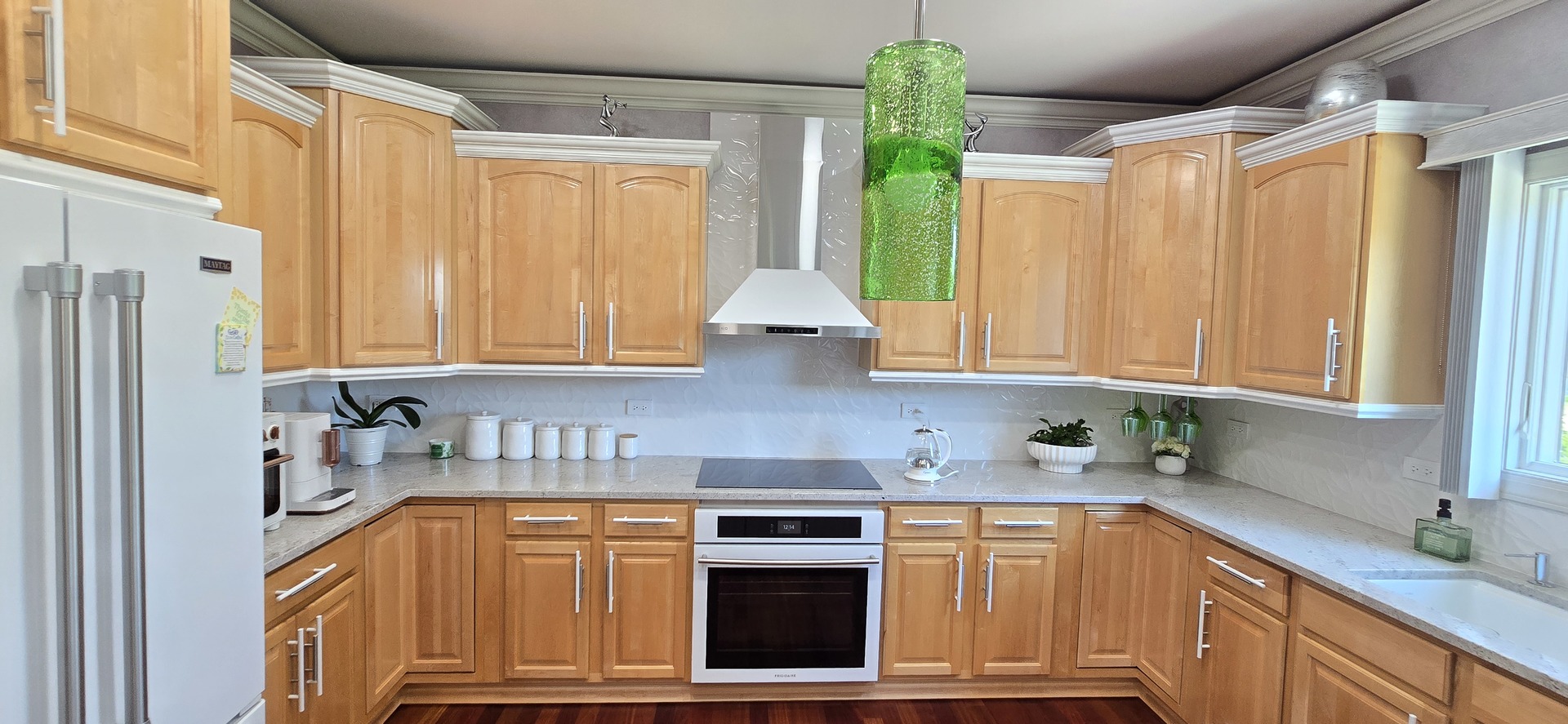 877 John Street Property Photo 16
