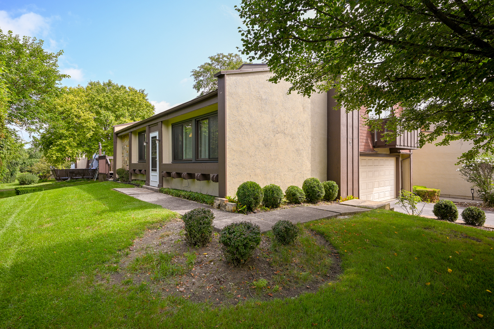 19 Elmwood Square Property Photo 1