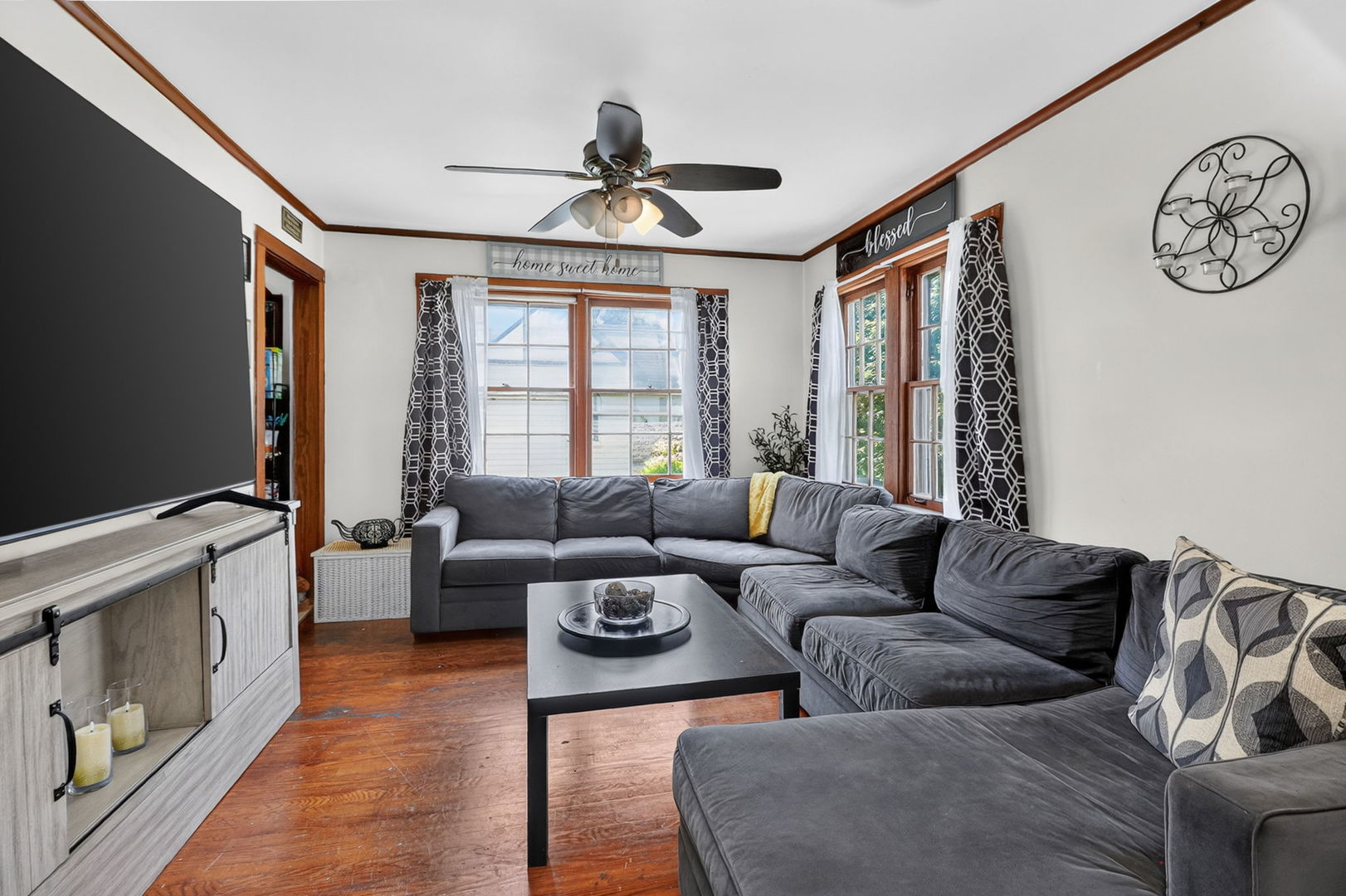 10305 Dickens Avenue Property Photo 5