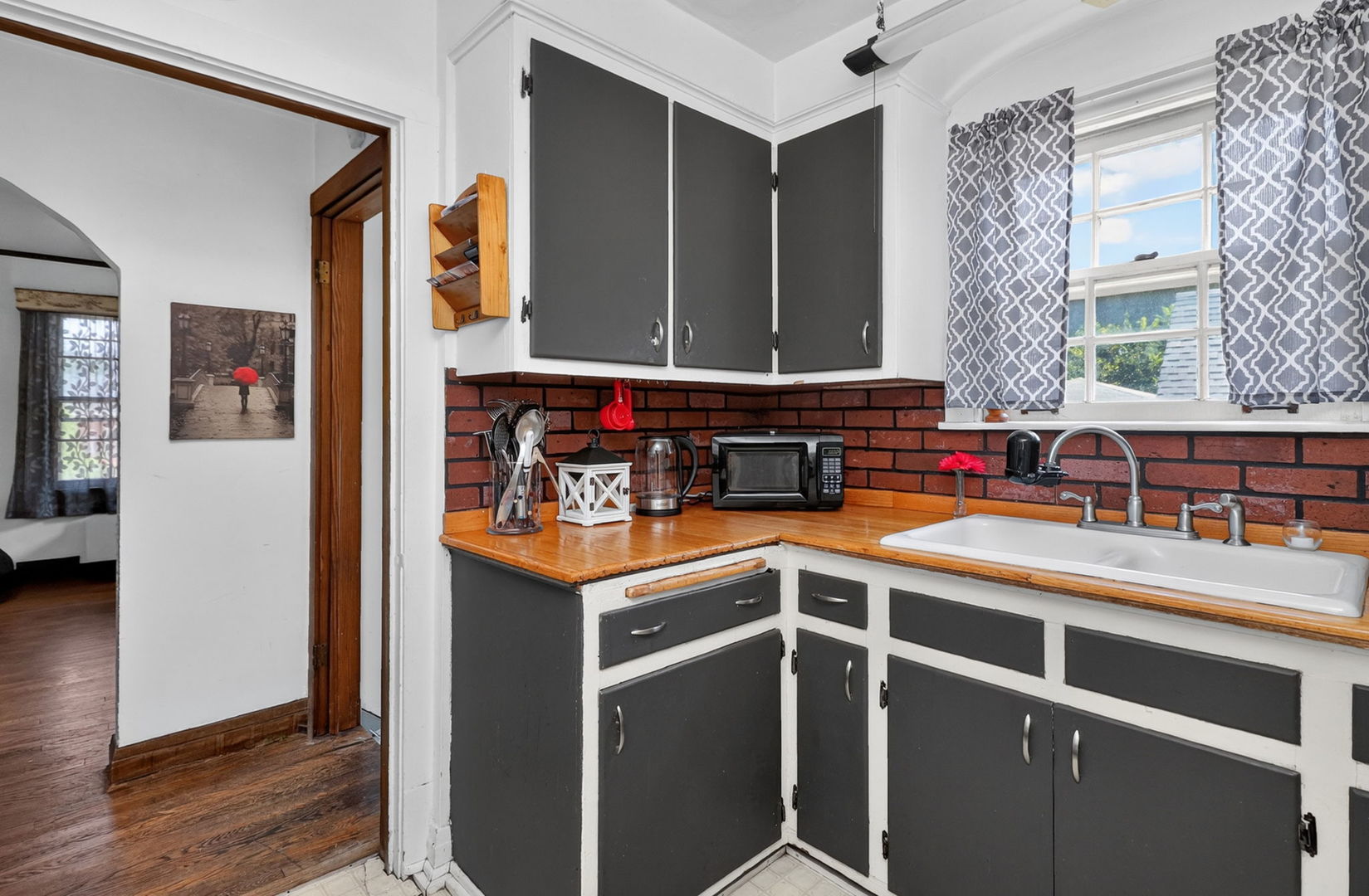 10305 Dickens Avenue Property Photo 7