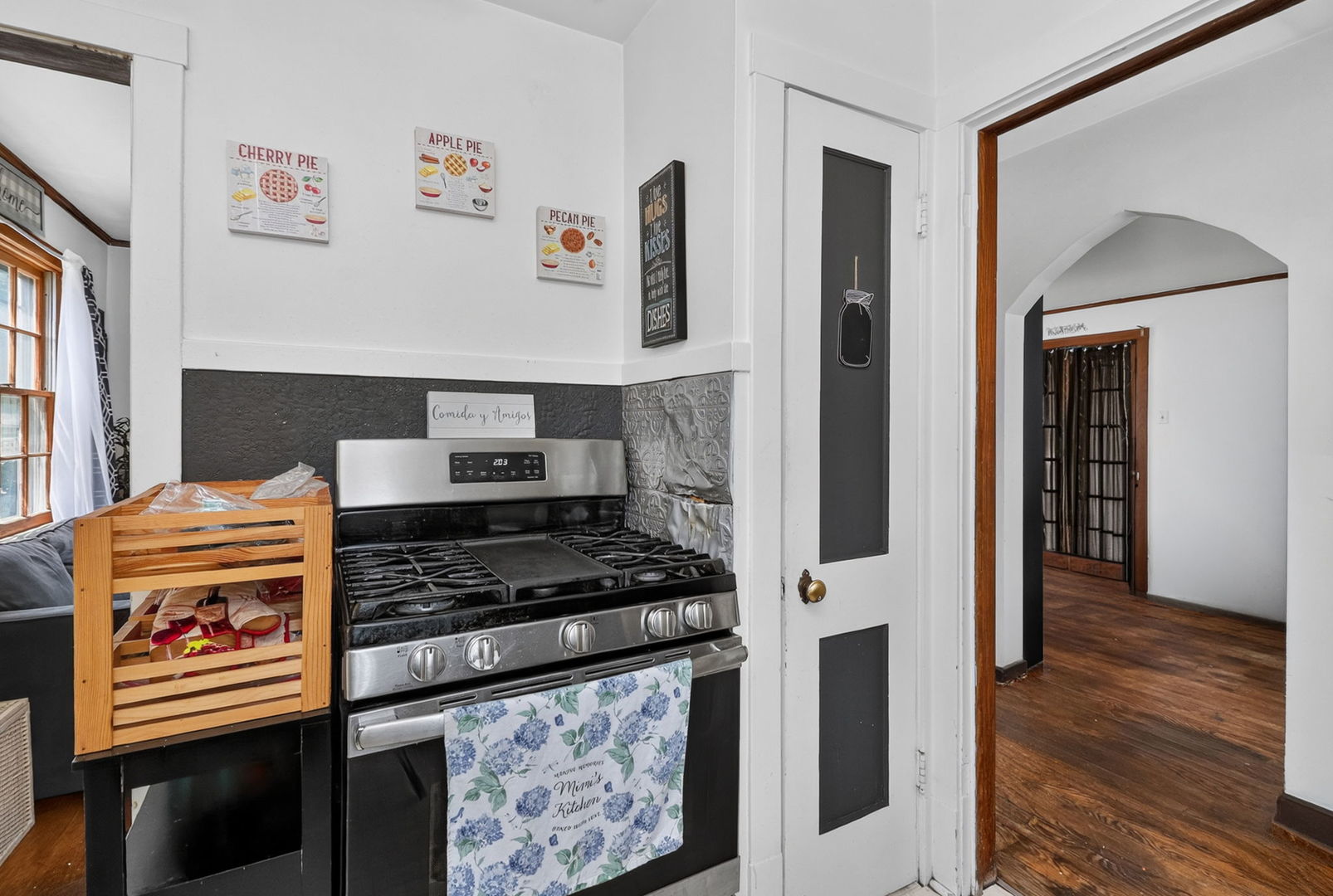 10305 Dickens Avenue Property Photo 9