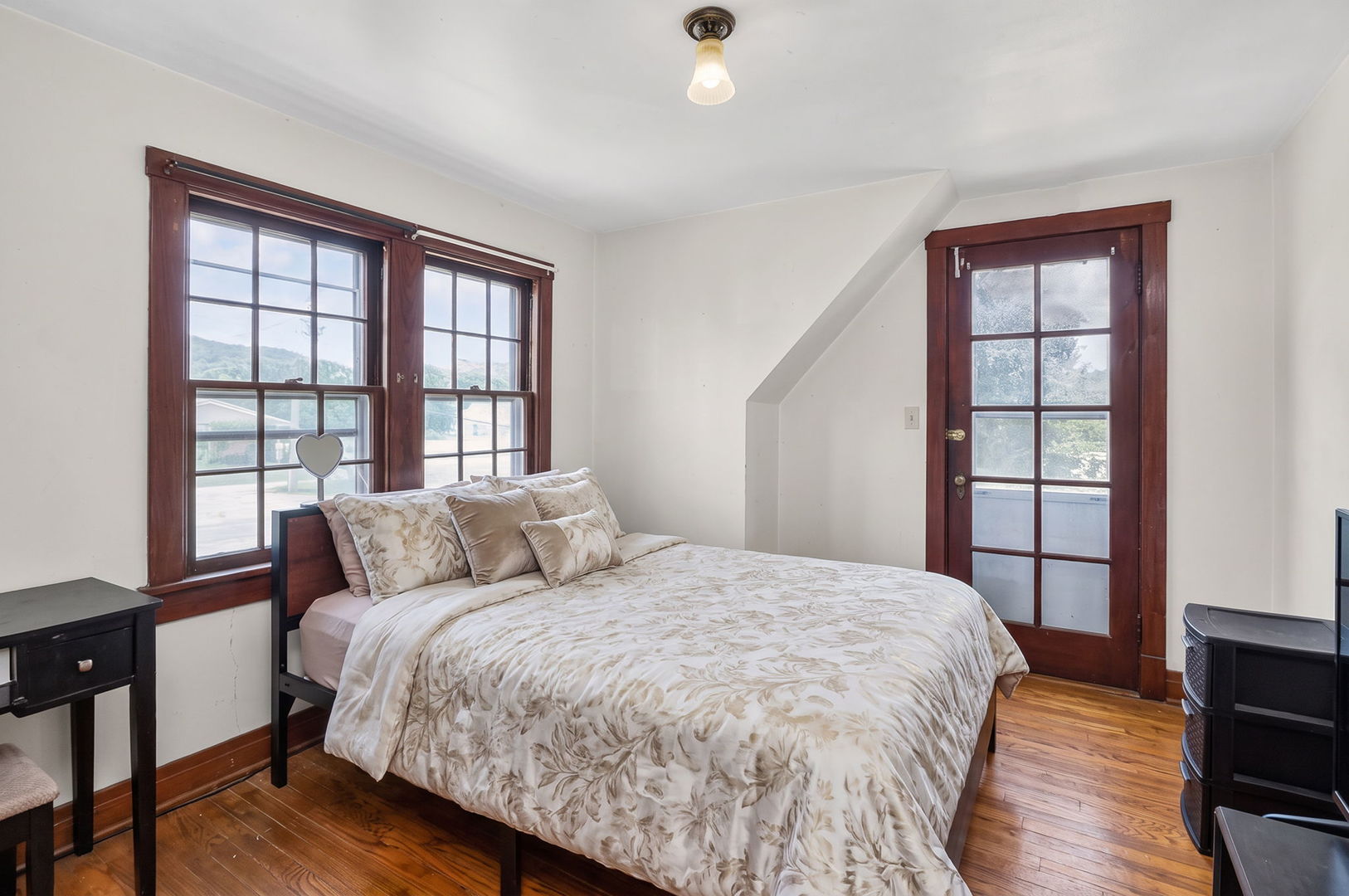10305 Dickens Avenue Property Photo 14