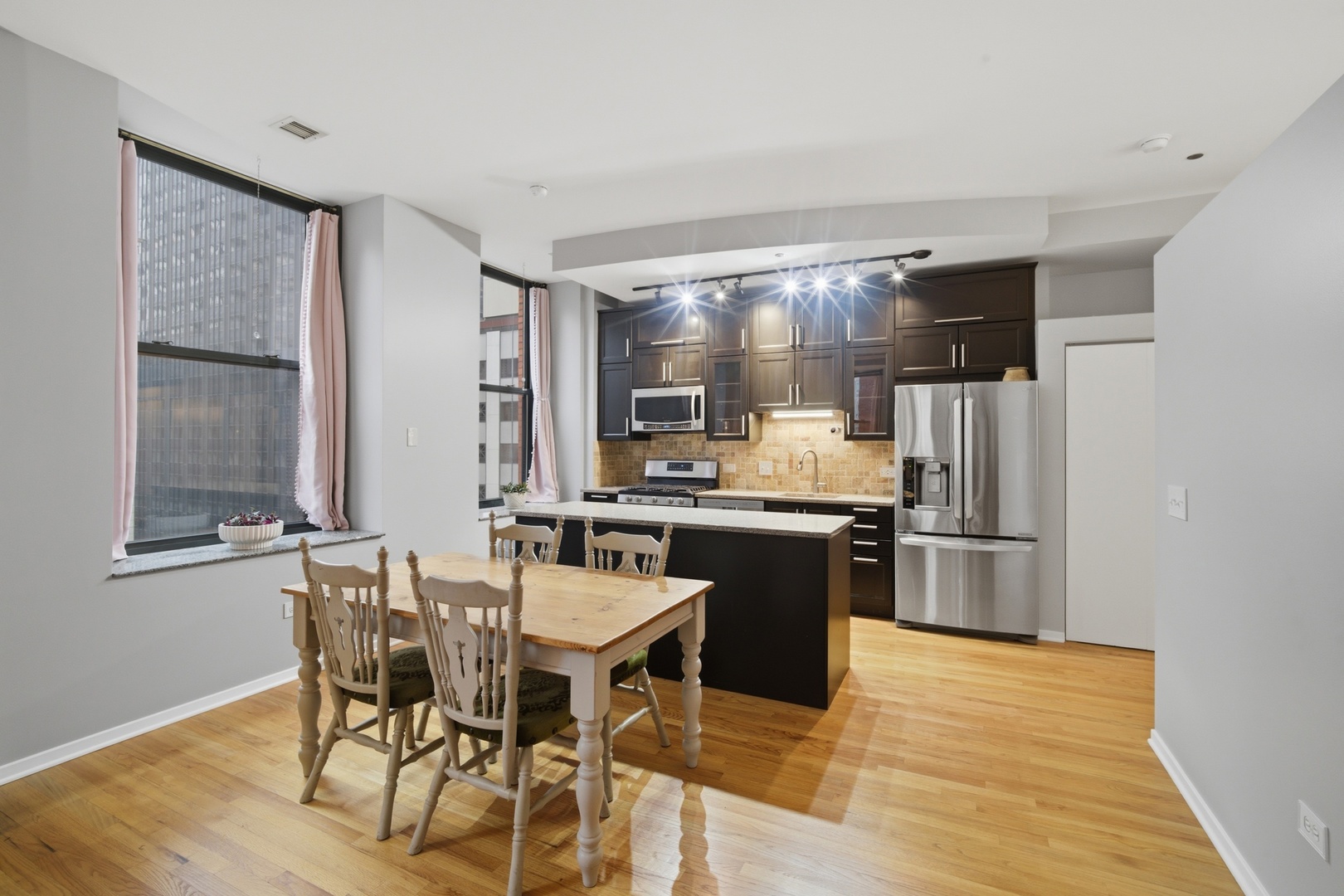 208 W Washington Street 910 Property Photo 6