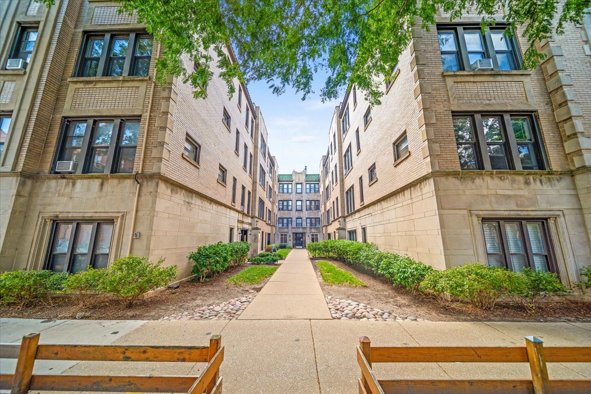 639 W Roscoe Street T1 Property Photo 1