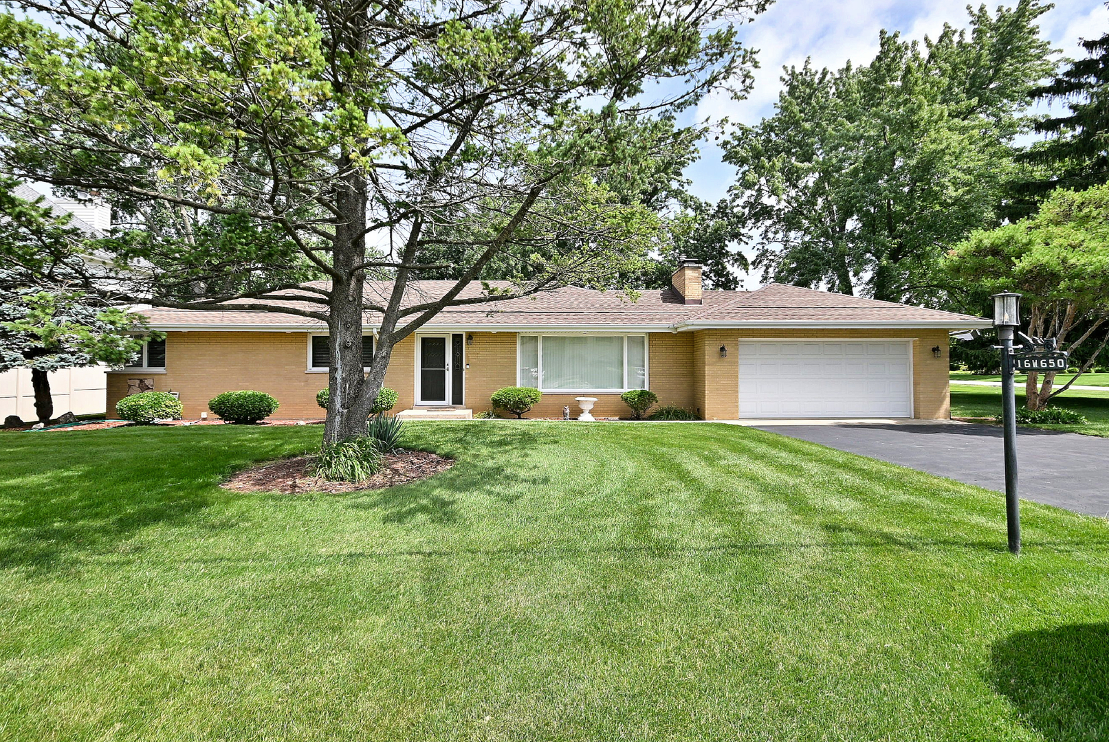 16w650 87th Street Property Photo 1