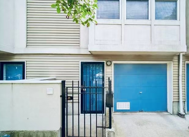 1009 E 61st Street Property Photo 1