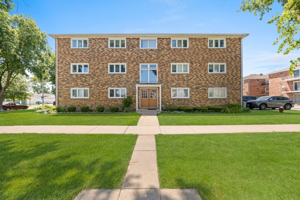 5834 W 77th Street 104 Property Photo 1
