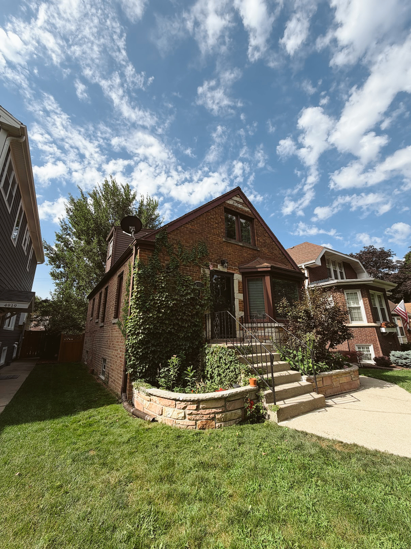 4921 W Catalpa Avenue Property Photo 2