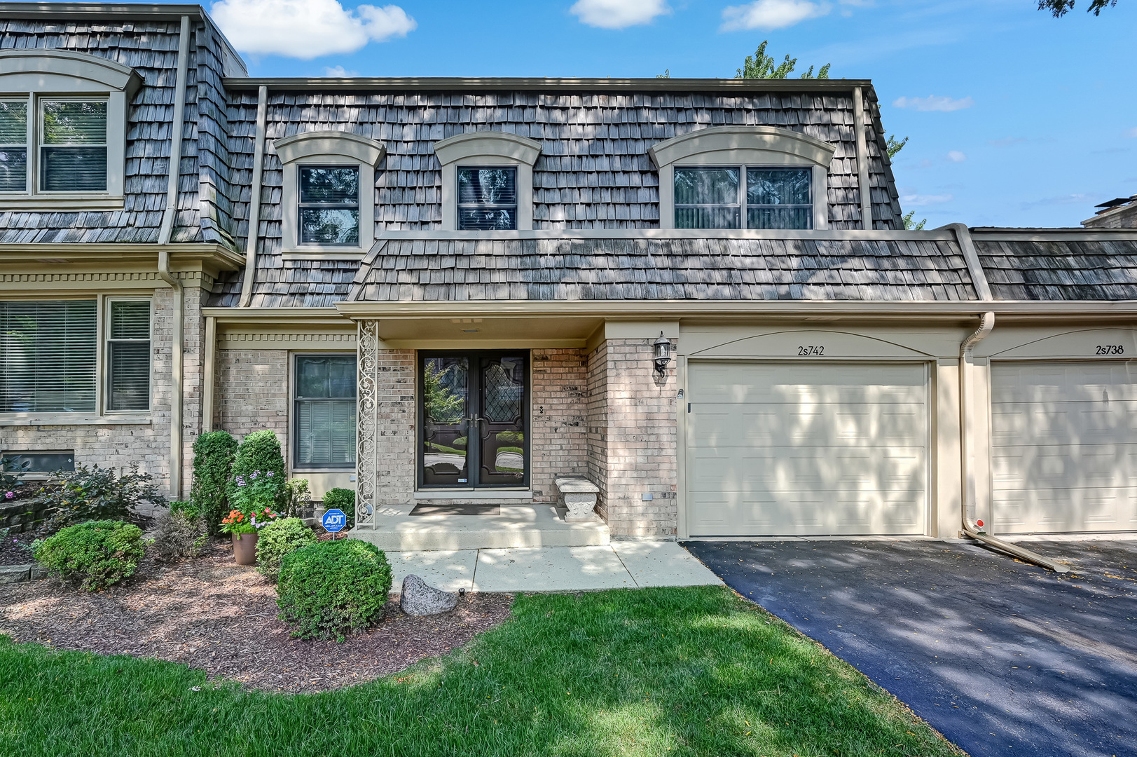 2s742 Avenue Cherbourg Property Photo 1