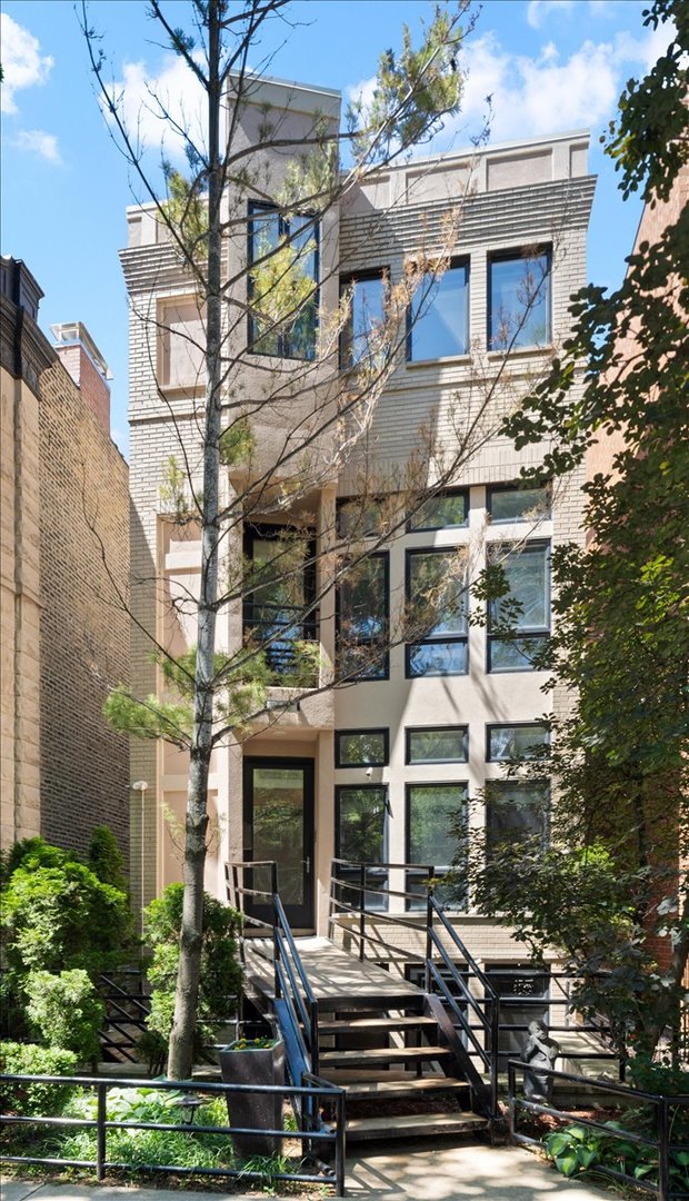 930 W Wolfram Street Property Photo 2