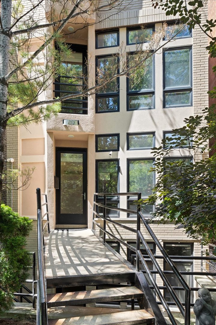 930 W Wolfram Street Property Photo 3