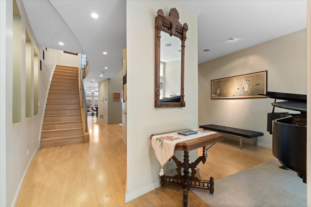 930 W Wolfram Street Property Photo 4