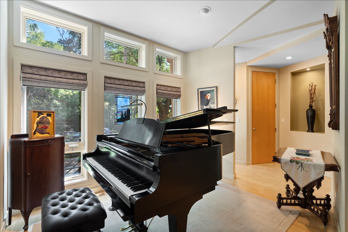 930 W Wolfram Street Property Photo 5