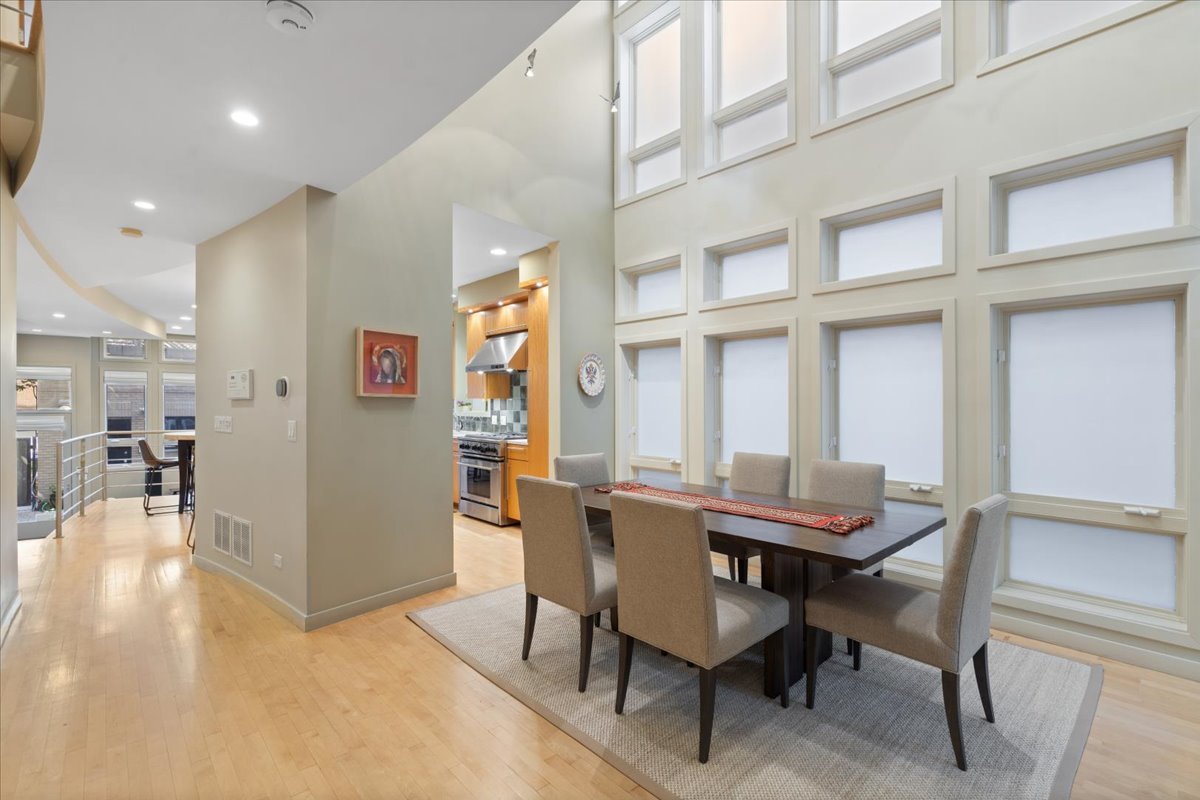 930 W Wolfram Street Property Photo 6