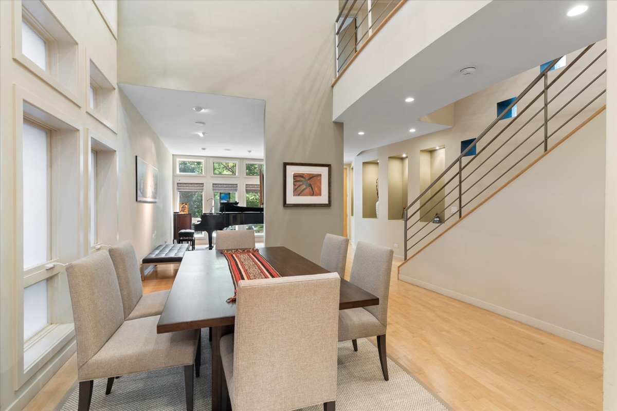 930 W Wolfram Street Property Photo 8