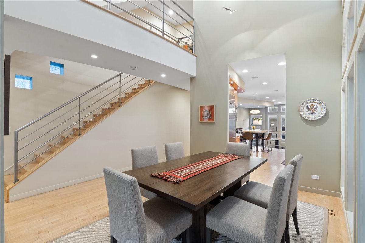 930 W Wolfram Street Property Photo 9
