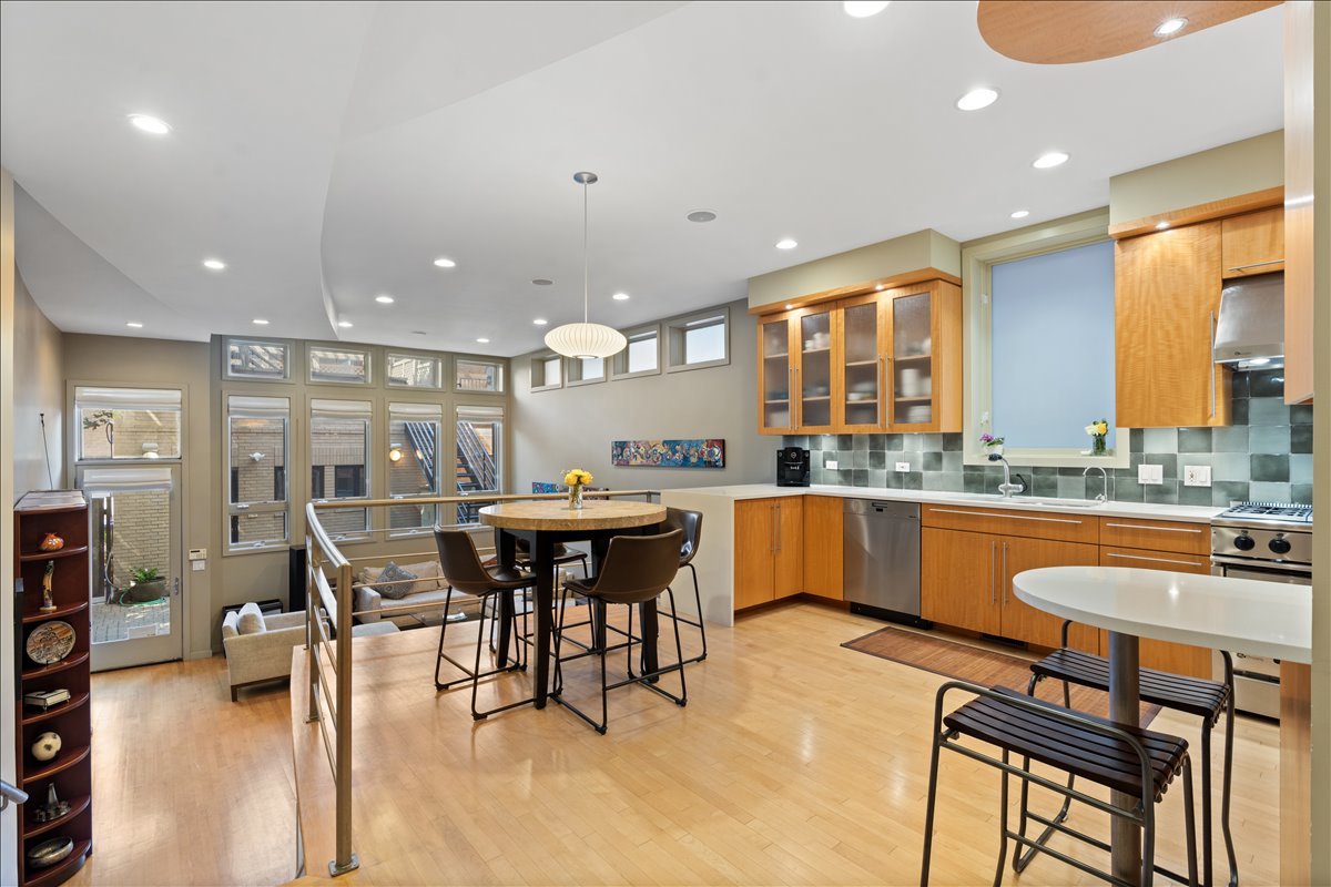930 W Wolfram Street Property Photo 10