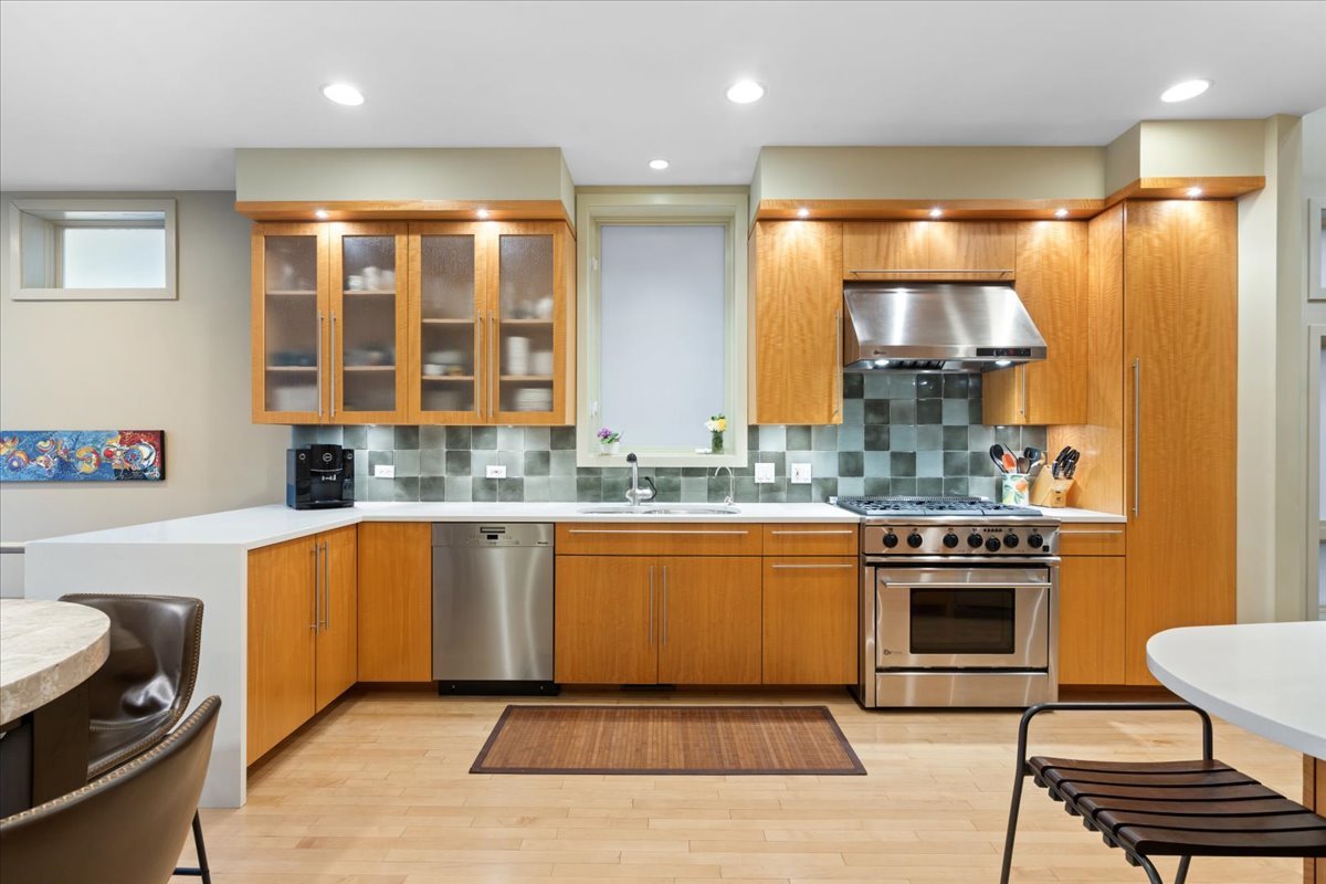 930 W Wolfram Street Property Photo 11
