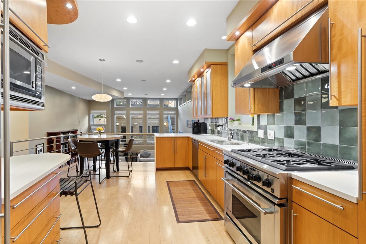 930 W Wolfram Street Property Photo 12