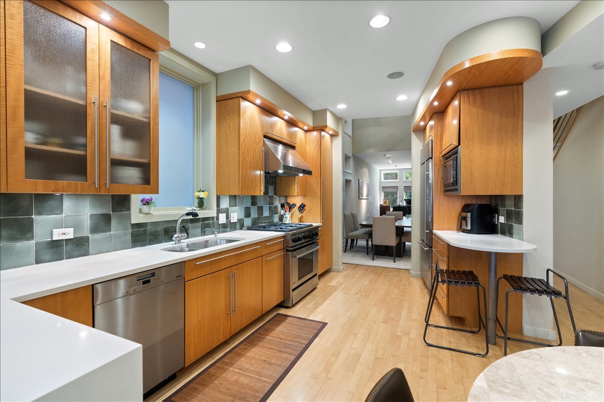 930 W Wolfram Street Property Photo 13
