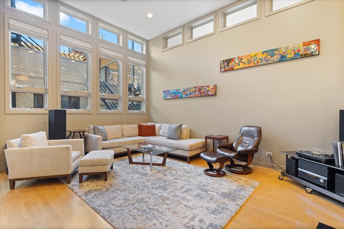 930 W Wolfram Street Property Photo 15