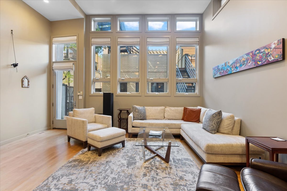930 W Wolfram Street Property Photo 16