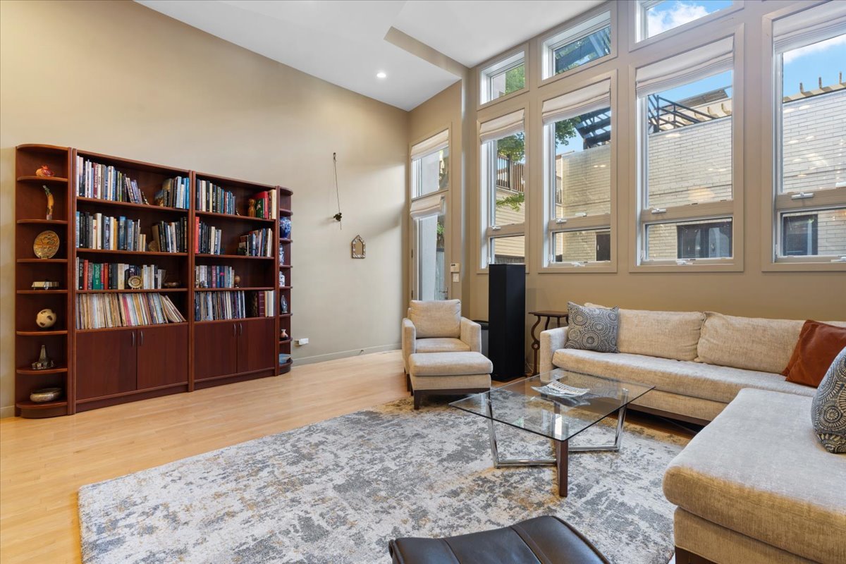 930 W Wolfram Street Property Photo 17