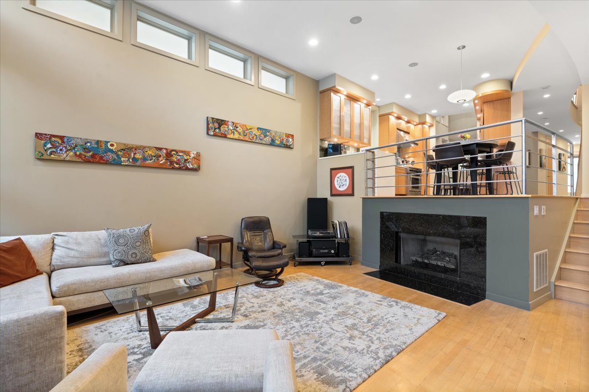 930 W Wolfram Street Property Photo 18