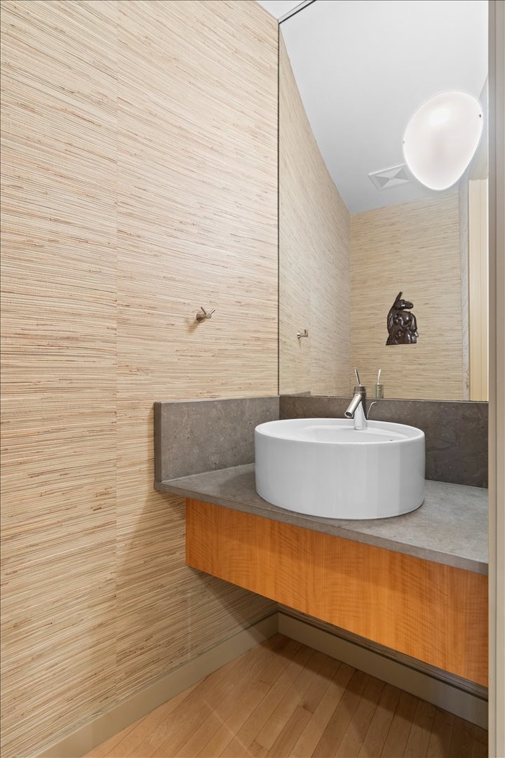 930 W Wolfram Street Property Photo 19
