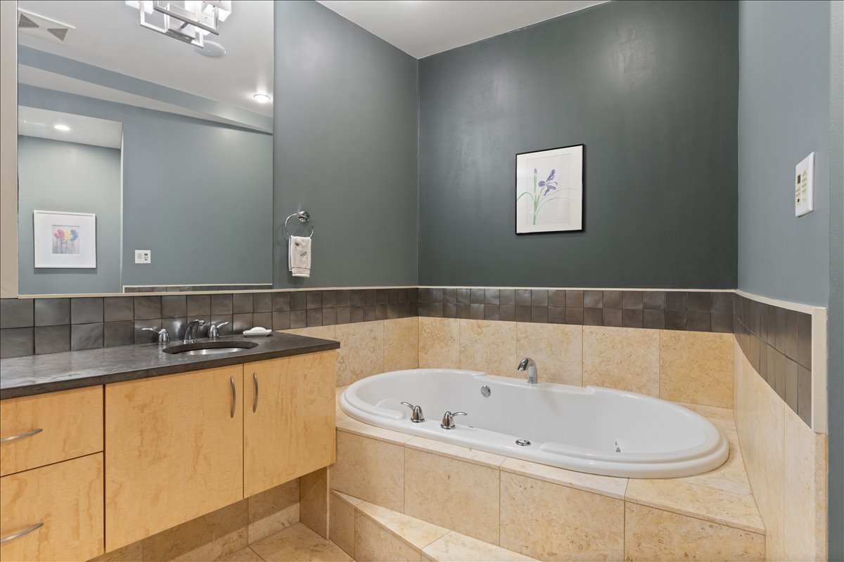 930 W Wolfram Street Property Photo 23