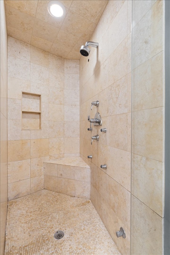930 W Wolfram Street Property Photo 24