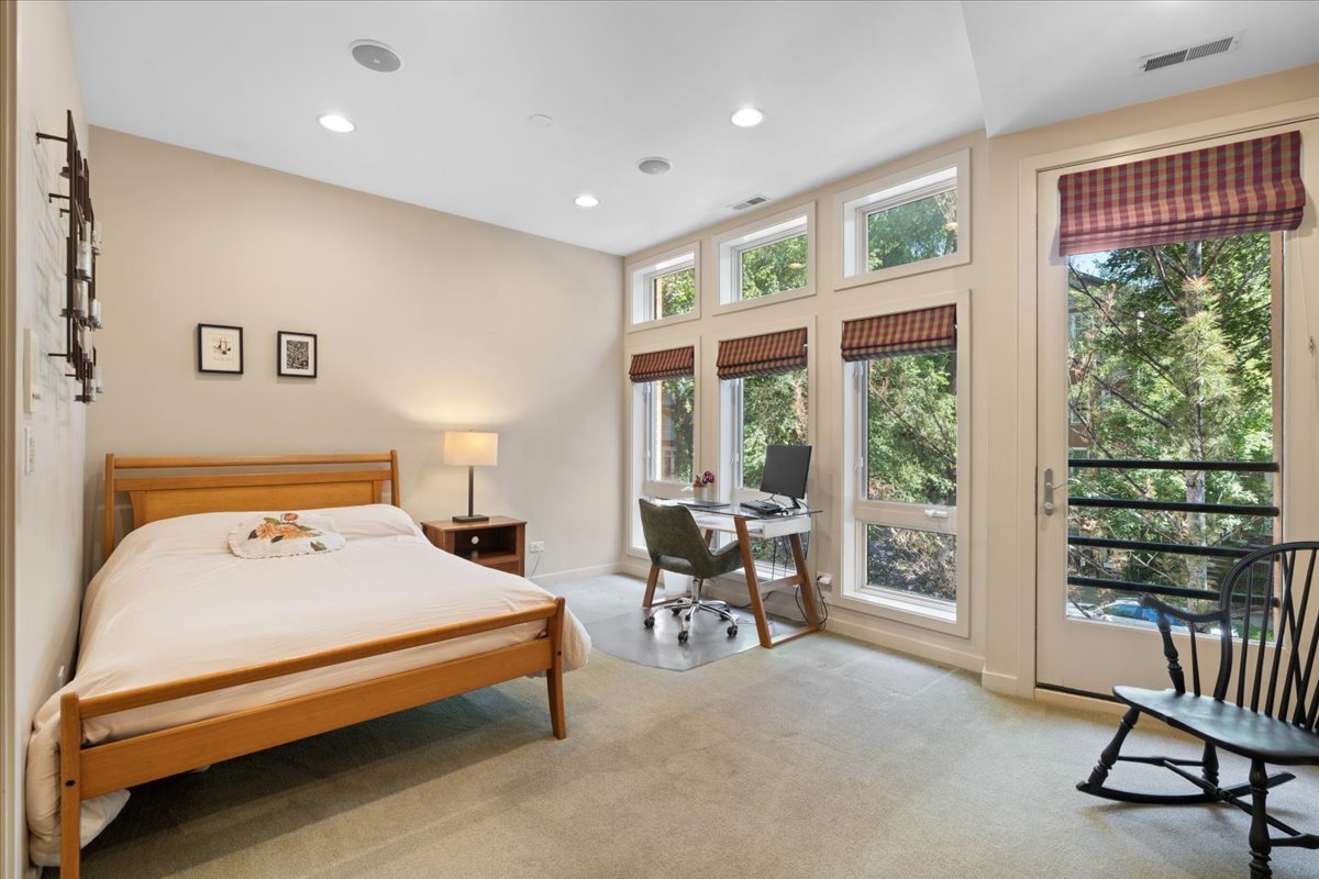 930 W Wolfram Street Property Photo 26