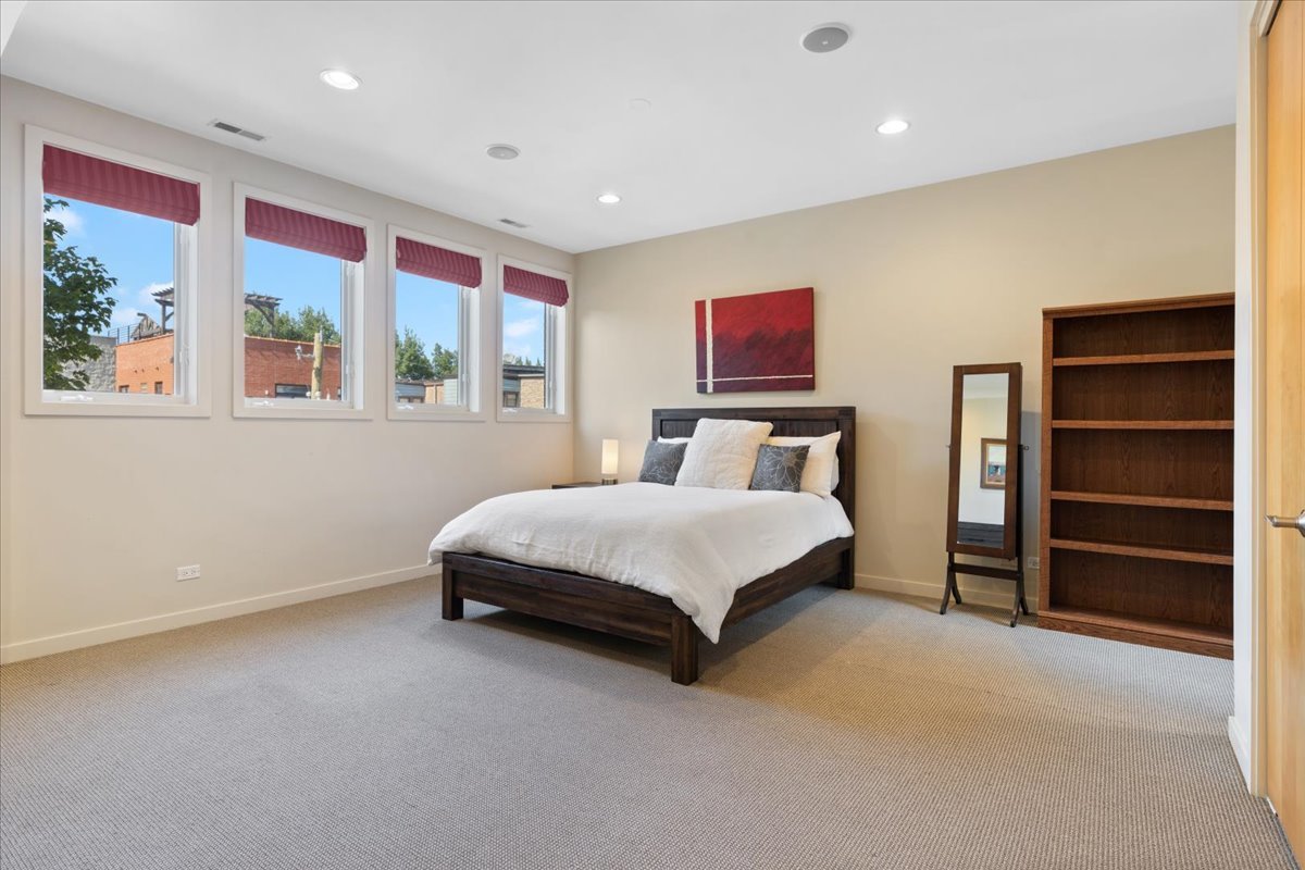 930 W Wolfram Street Property Photo 29