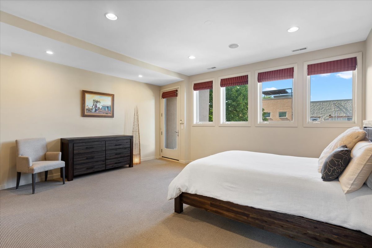 930 W Wolfram Street Property Photo 30