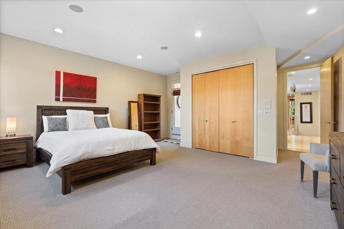 930 W Wolfram Street Property Photo 31